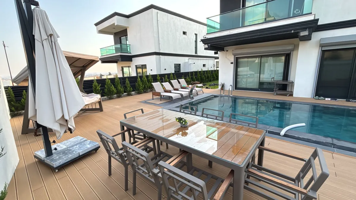 Havuz Kenarında Deckline Kompozit Deck Uygulaması